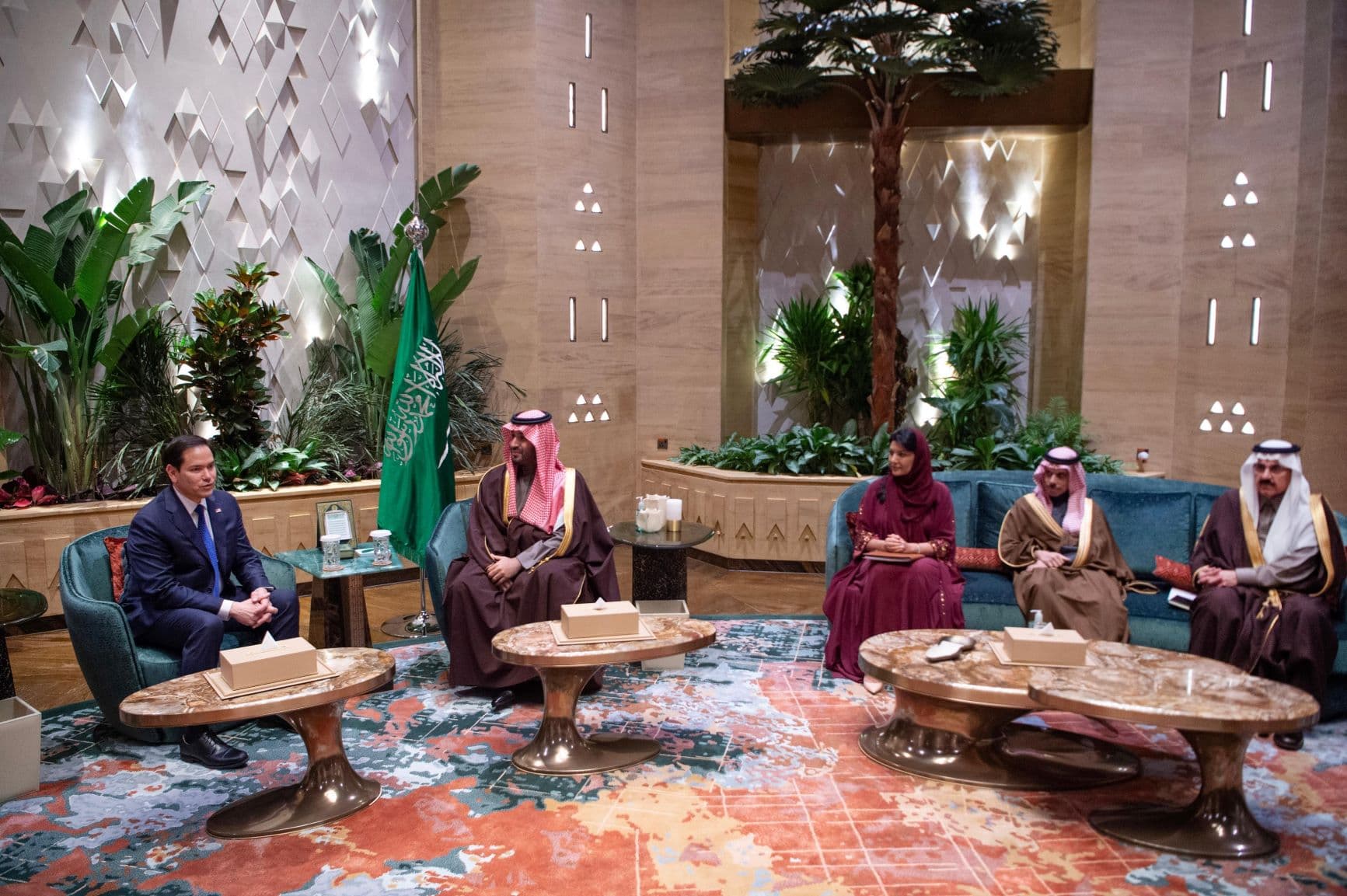 ولي العهد السعودي يبحث مع وزير الخارجية الأمريكي المستجدات الإقليمية والدولية