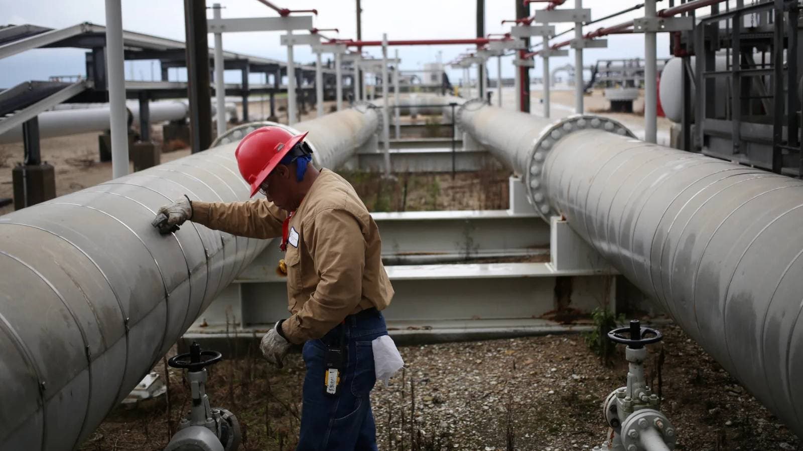 النفط يصعد إلى 75.84 دولار للبرميل بفعل اضطراب الإمدادات