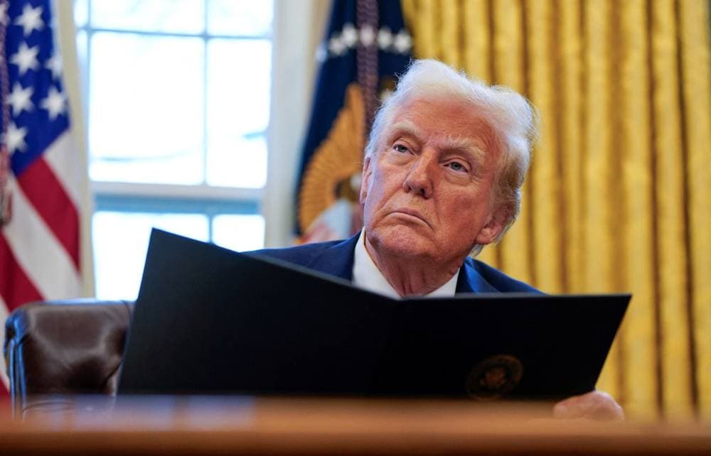 ترمب يفرض رسوما جمركية على كندا والمكسيك والصين والبلدان الثلاثة ترد