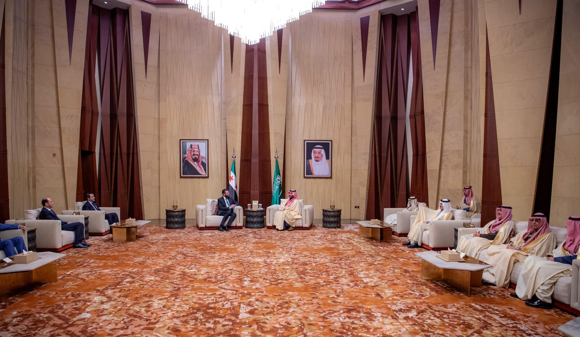 ولي العهد السعودي يبحث مع الشرع دعم استقرار سورية وتعزيز العلاقات الثنائية 