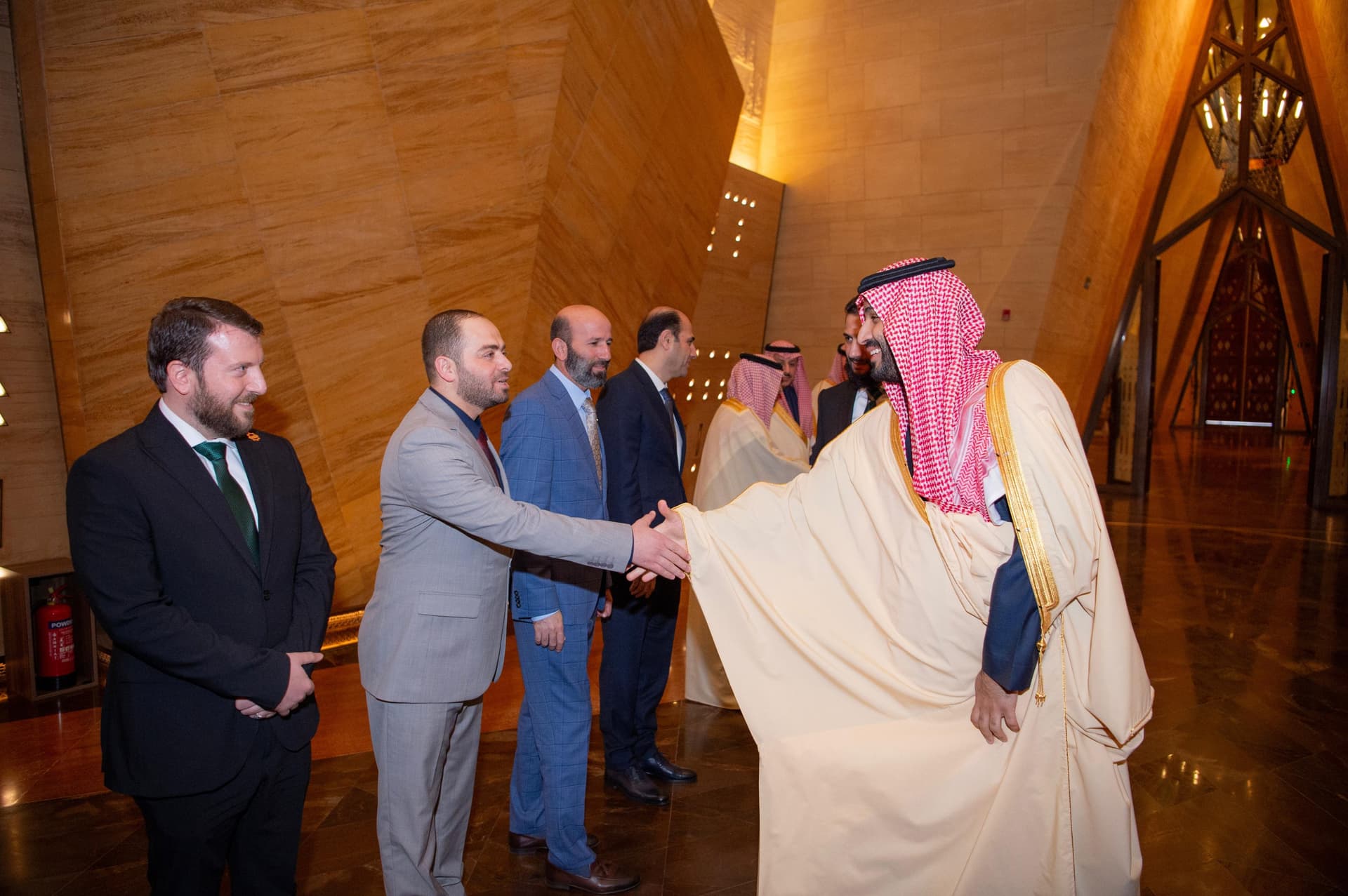 ولي العهد السعودي يبحث مع الشرع دعم استقرار سورية وتعزيز العلاقات الثنائية 