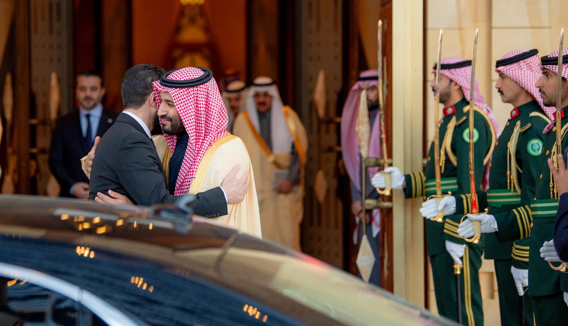 ولي العهد السعودي يبحث مع الشرع دعم استقرار سورية وتعزيز العلاقات الثنائية 