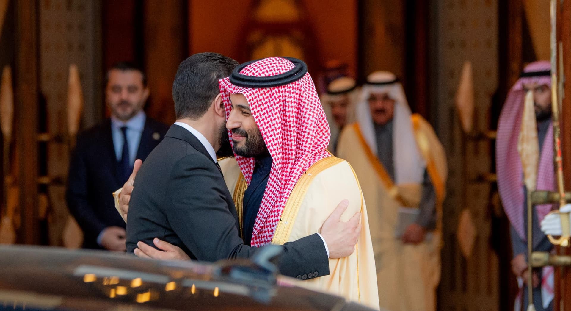 ولي العهد السعودي يبحث مع الشرع دعم استقرار سورية وتعزيز العلاقات الثنائية 