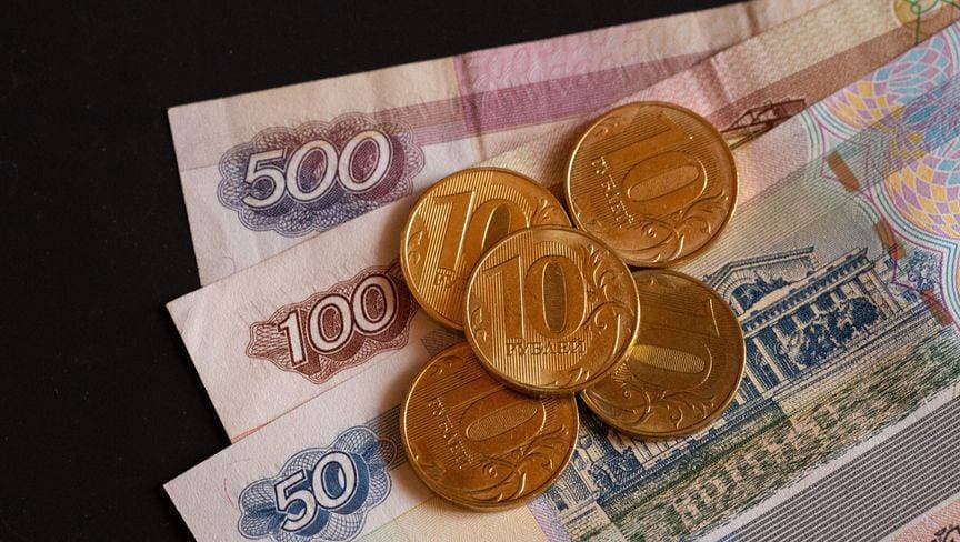 الروبل الروسي يصعد على أكتاف ترمب.. ما القصة؟