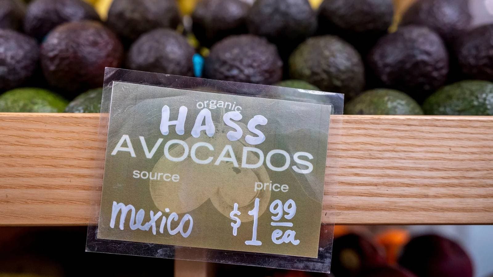 من الأفوكادو إلى السيارات .. هذه أبرز المنتجات المرشحة لارتفاع أسعارها بسبب رسوم ترمب