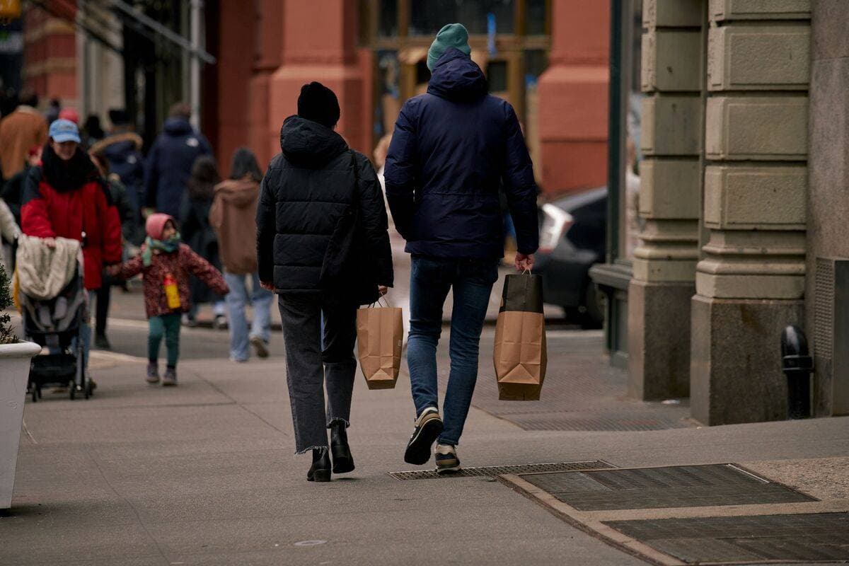 الضبابية الاقتصادية والمخاوف السياسية تقوض ثقة المستهلك الأمريكي