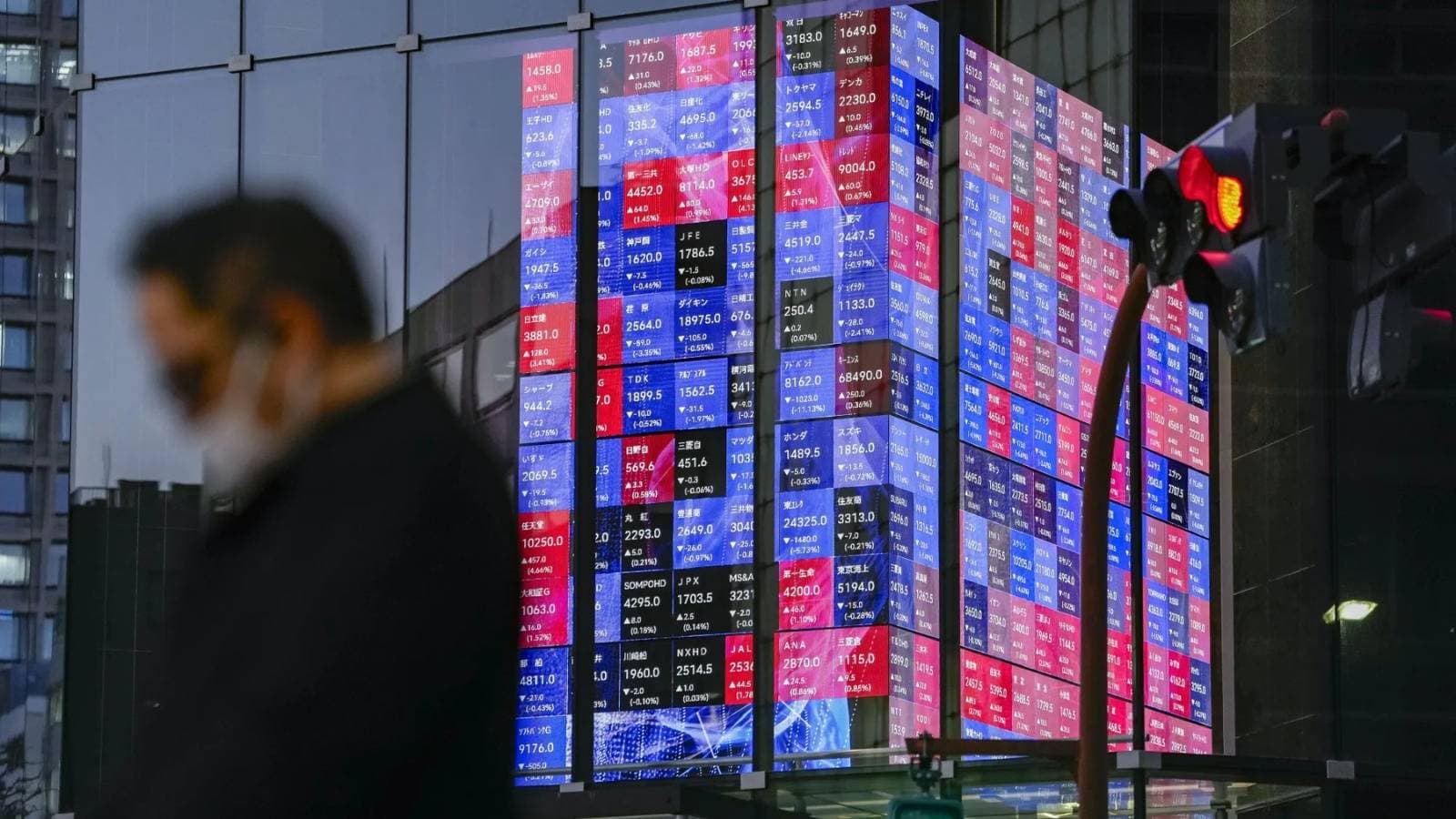 أسهم آسيا تفتتح تداولات الأسبوع على تراجع وسط إقبال على الملاذات الآمنة