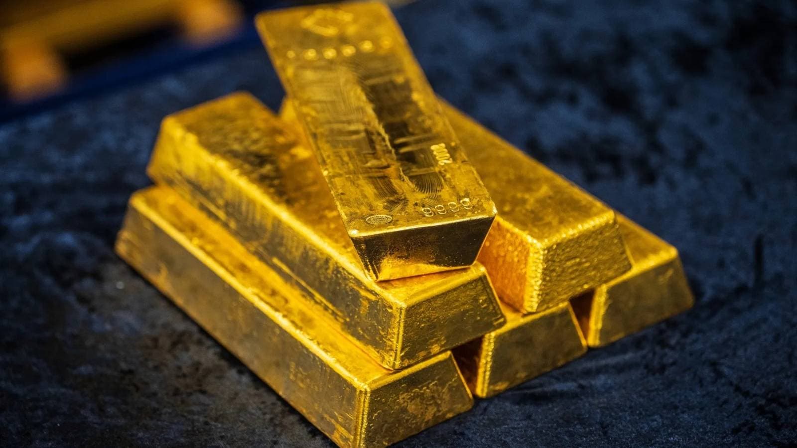 الذهب يرتفع بفضل تراجع الدولار وتزايد الطلب على الملاذات الآمنة