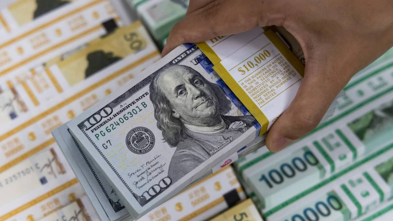 الدولار ينتعش مدعوما بارتفاع عوائد سندات الخزانة الأمريكية