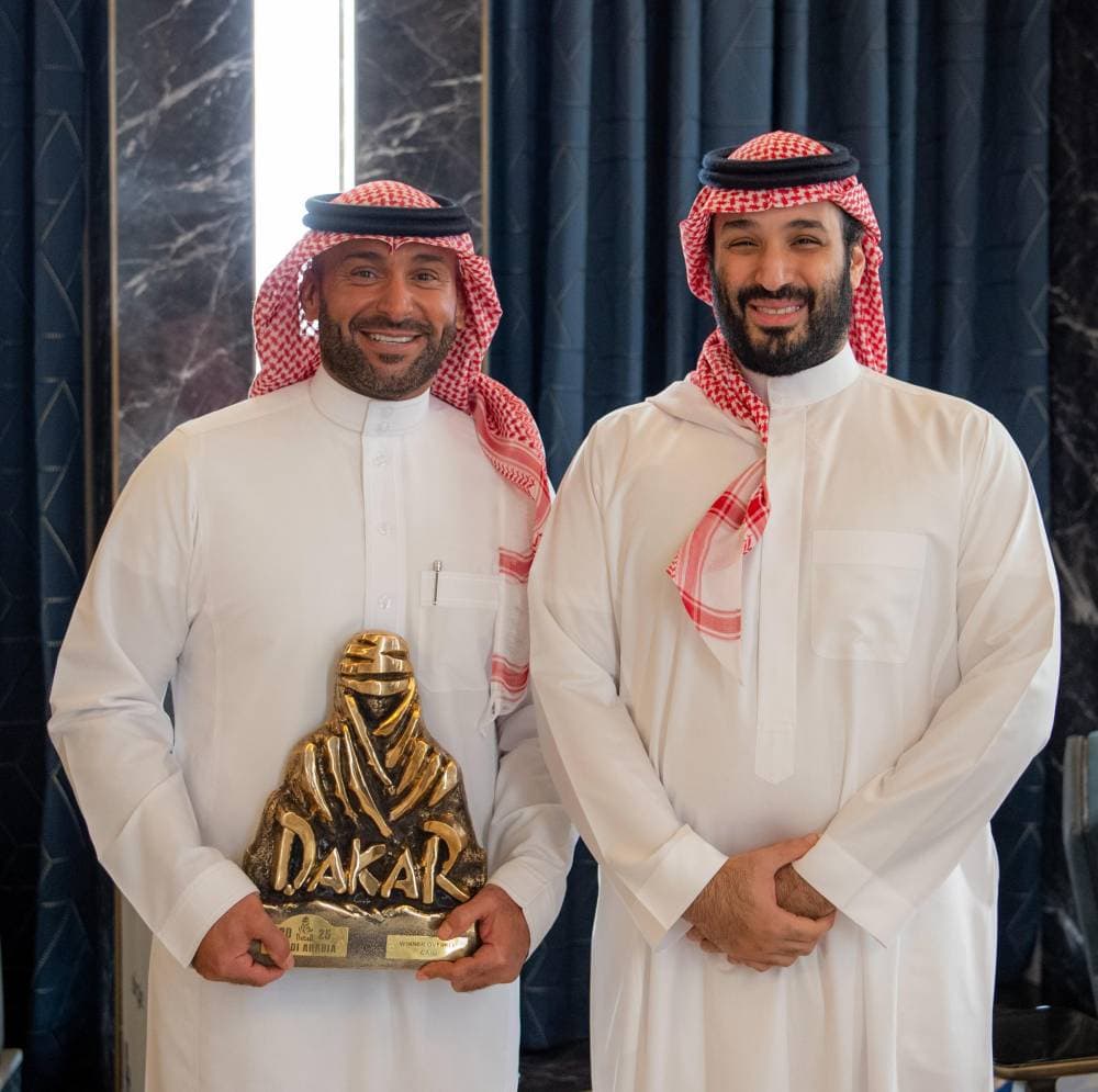 ولي العهد يستقبل يزيد الراجحي لتحقيقه لقب رالي داكار السعودية 2025