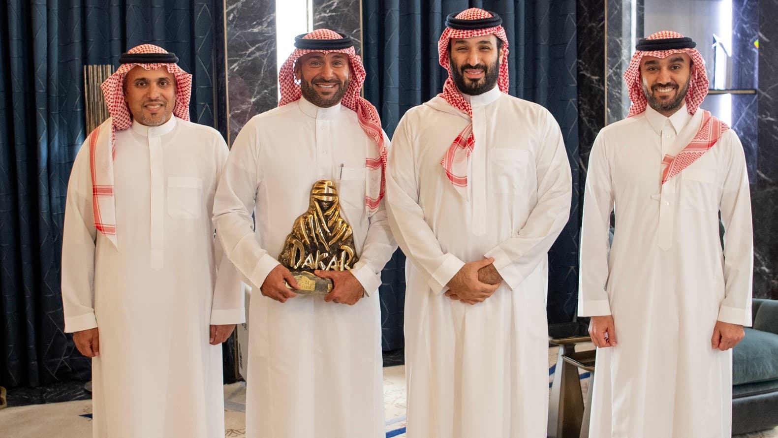 ولي العهد يستقبل يزيد الراجحي لتحقيقه لقب رالي داكار السعودية 2025