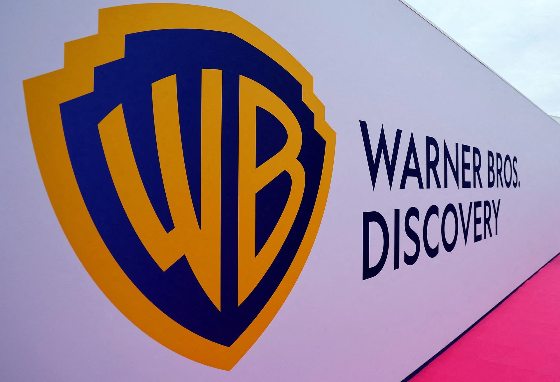 مديرا "وارنر براذرز " ينفقان ببذخ... ورئيسها ينفد صبره