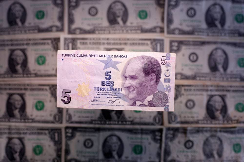 الليرة التركية تهوي لأدنى مستوى مقابل الدولار