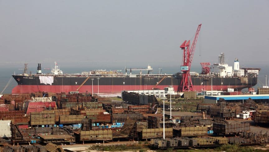 ملاك السفن يستعدون للرسوم الأمريكية بتعديل عقود الشحن الصينية