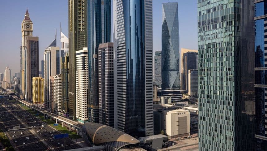 تدفق الوافدين على دبي يؤثر سلبياً على الرواتب السخية وأنماط الحياة