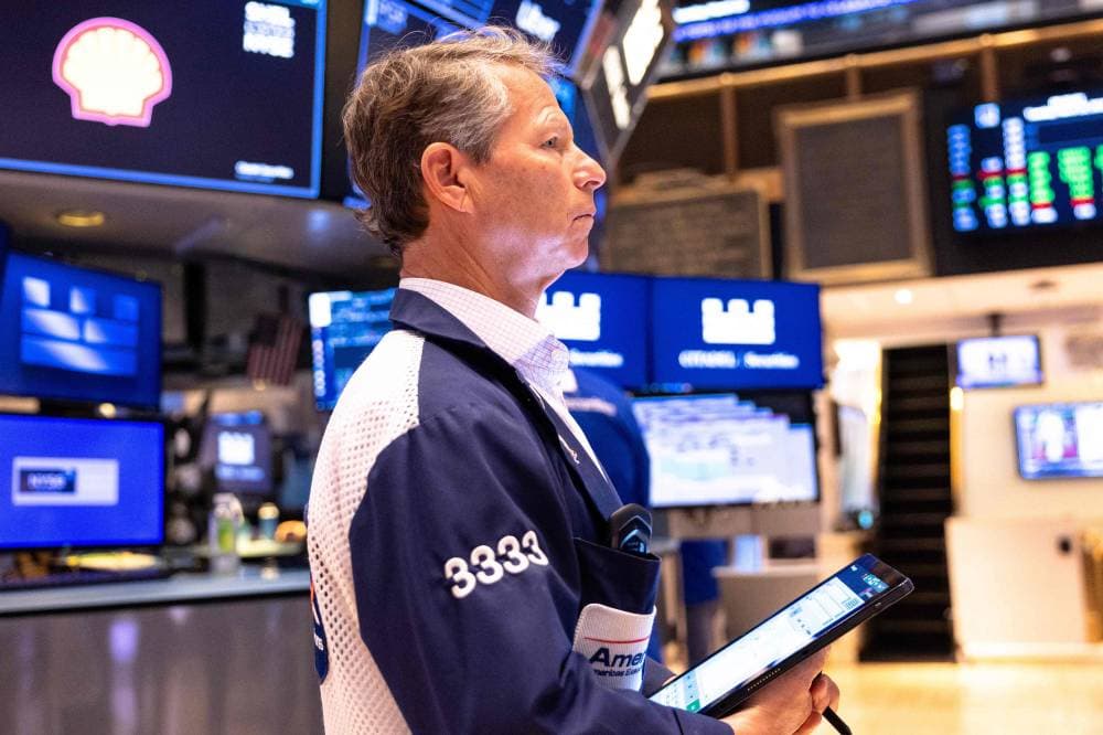 مخاوف الرسوم الجمركية تدفع الأسهم الأمريكية إلى تراجع حاد