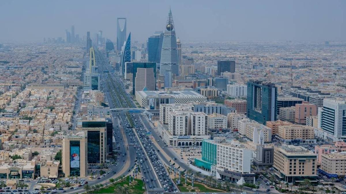 وظائف القطاع غير النفطي السعودي ترتفع خلال فبراير بأسرع معدل في 16 شهرا