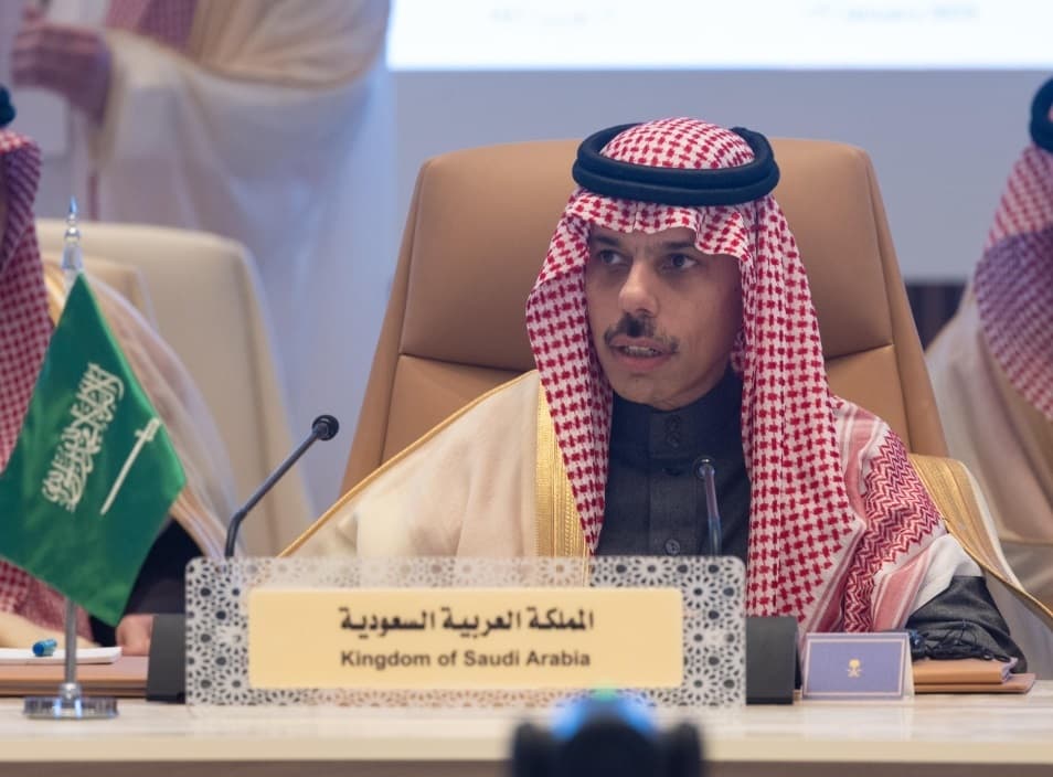 نيابة عن ولي العهد.. وزير الخارجية يشارك في القمة العربية لبحث تطورات القضية الفلسطينية