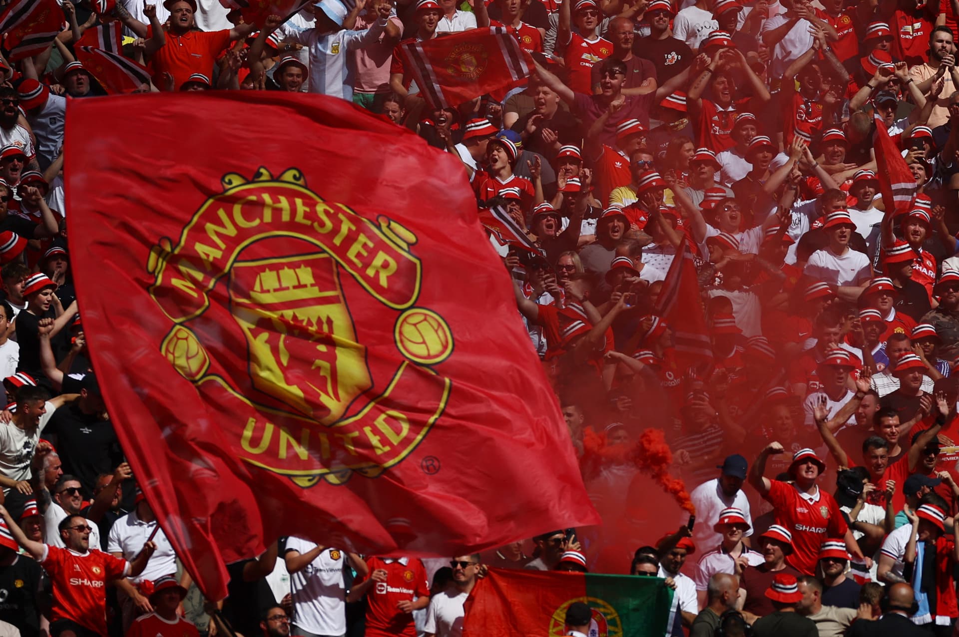 جماهير يونايتد تحتج على عائلة جليزر: النادي يموت ببطء بسبب الديون الضخمة