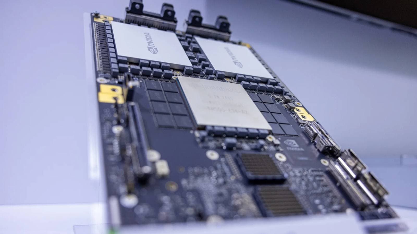 "أوبن إيه آي" و"أوراكل" بصدد شراء رقائق من "إنفيديا" بالمليارات