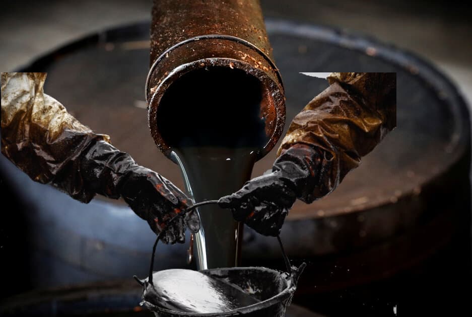 النفط يتراجع من ذروة 5 أسابيع بفعل توترات الرسوم الجمركية الأمريكية