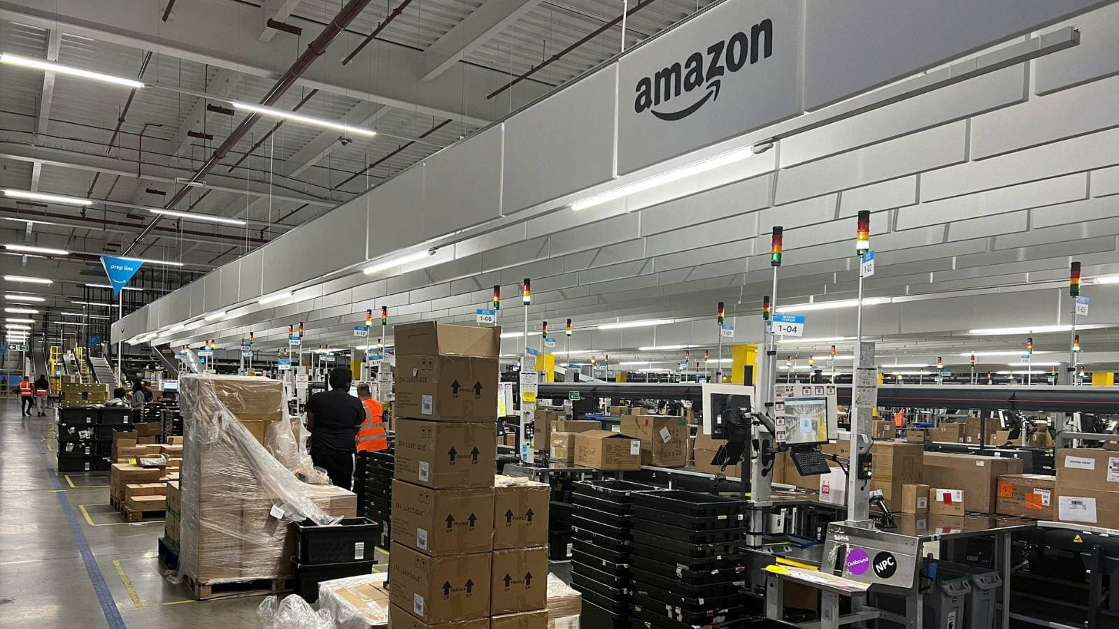 البائعون الصينيون على "أمازون" أمام خيارين .. رفع الأسعار أو ترك أمريكا