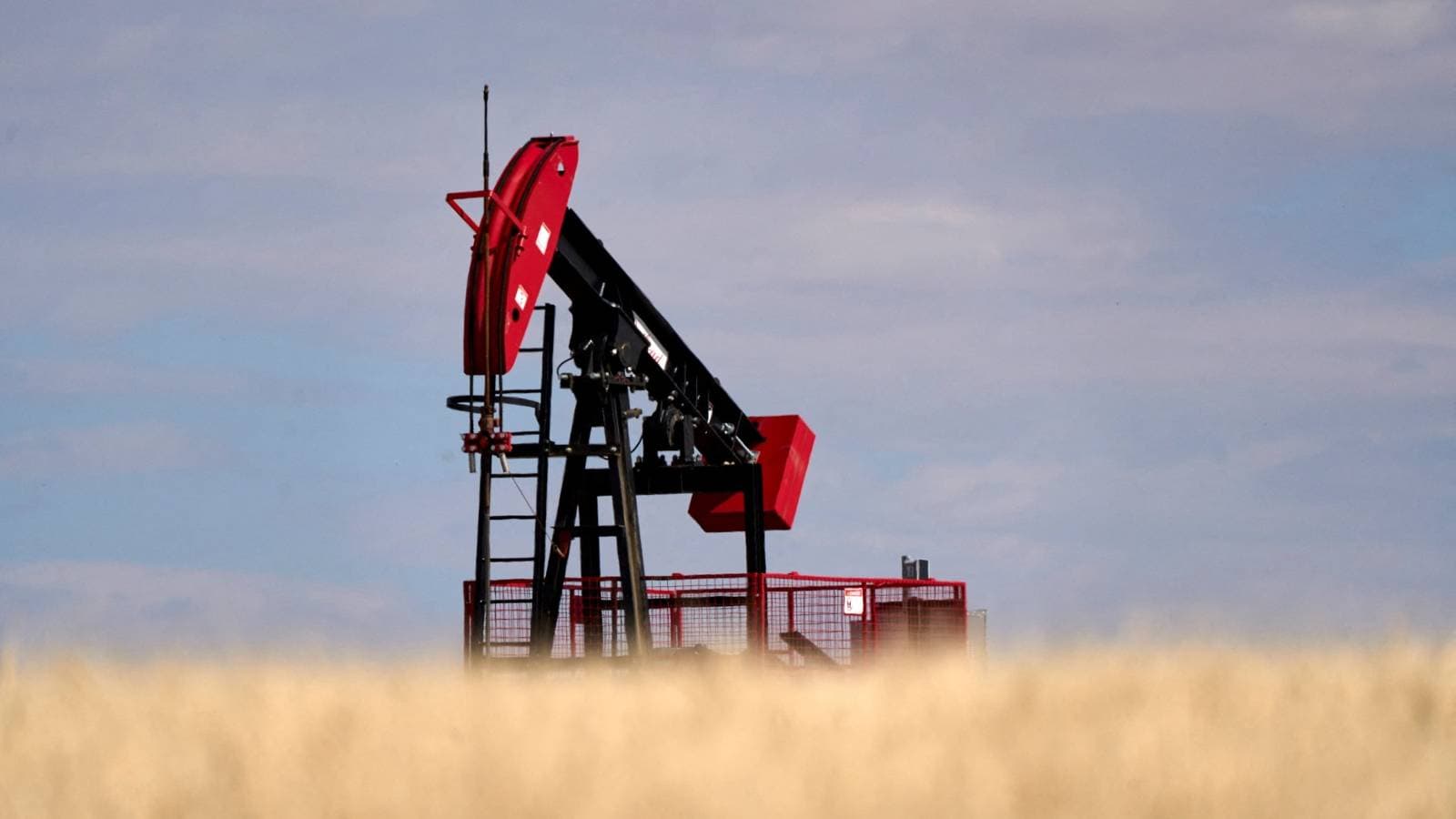 النفط يتراجع وسط مخاوف ضعف الطلب جراء حرب واشنطن وبكين التجارية