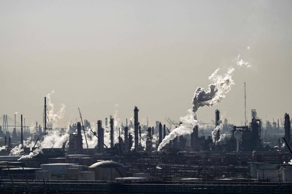 النفط يقفز بأكثر من 2% وسط قيود محتملة على الخام الإيراني