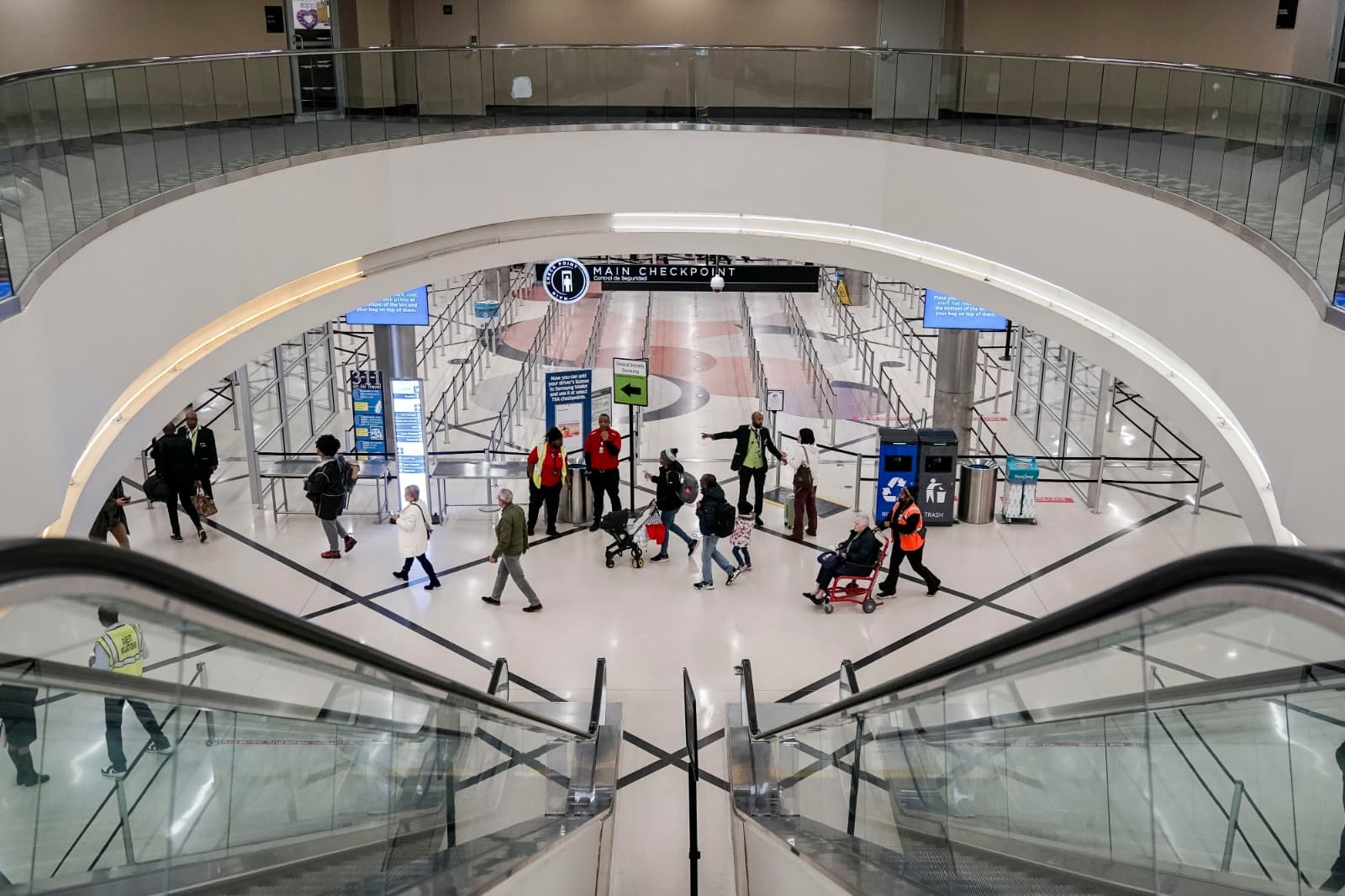 "دبي" أكثر مطارات العالم ازدحاماً ومطار عربي آخر على القائمة