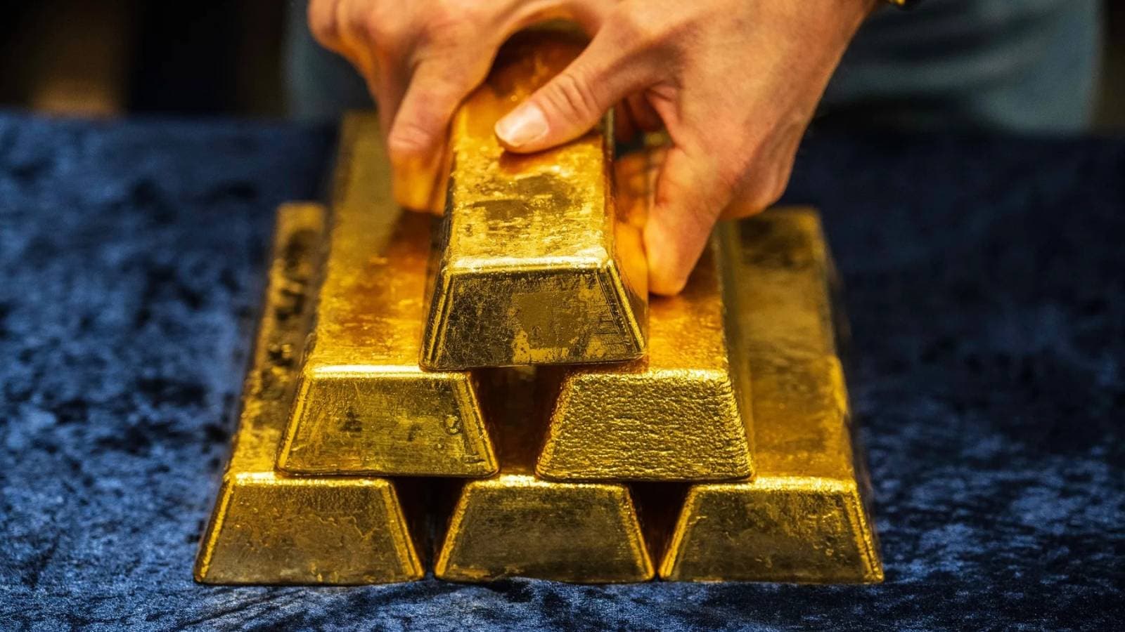 الذهب يتماسك قرب أعلى مستوى قياسي وسط مخاوف من الرسوم الجمركية