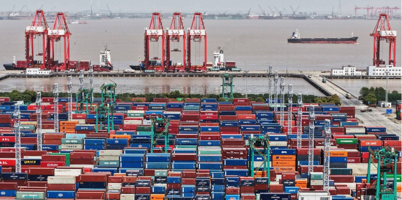 أسعار الواردات الأمريكية تخالف التوقعات وتسجل تراجعا بدعم انخفاض تكاليف الطاقة