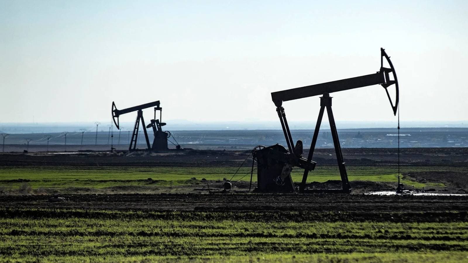 أسعار النفط تواصل مكاسبها مع تعهد أمريكا بخنق خام إيران