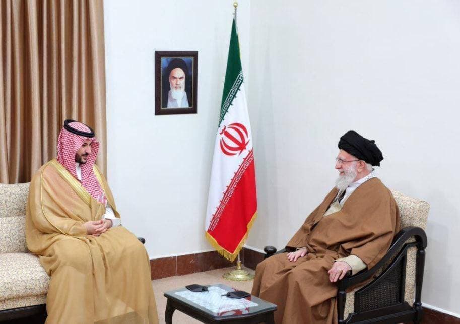 خادم الحرمين يبعث رسالة خطية إلى المرشد الإيراني