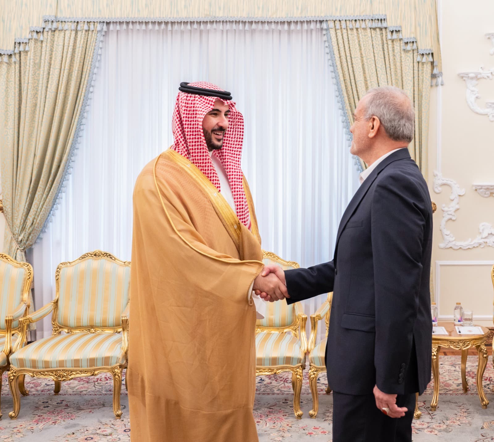 خادم الحرمين يبعث رسالة خطية إلى المرشد الإيراني