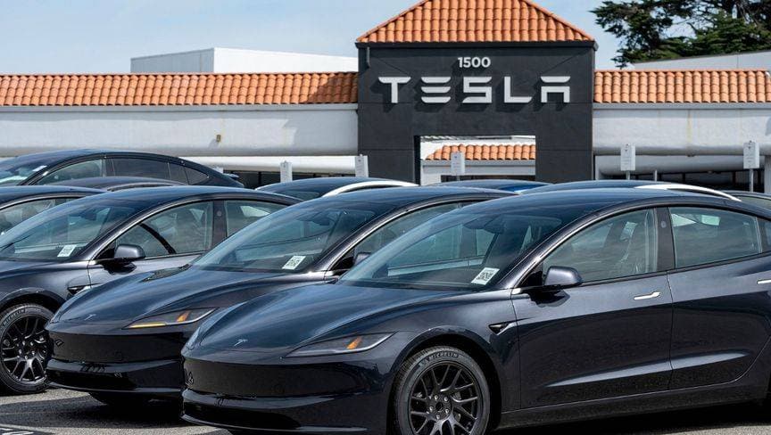 مبيعات «تسلا» تنخفض إلى أدنى مستوى منذ 2022 والسهم يهوي