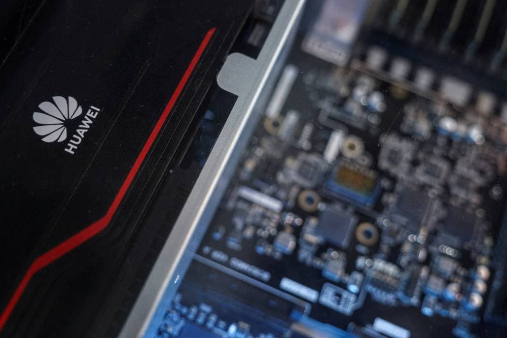 بعد فرض قيود على إنفيديا.. هواوي الصينية تعتزم بيع شريحة ذكاء اصطناعي جديدة