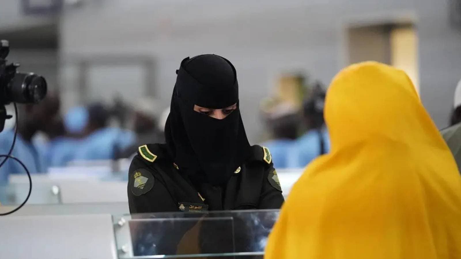 غرامة 50 ألف ريال وترحيل للوافد الذي يتأخر عن المغادرة عقب انتهاء التأشيرة