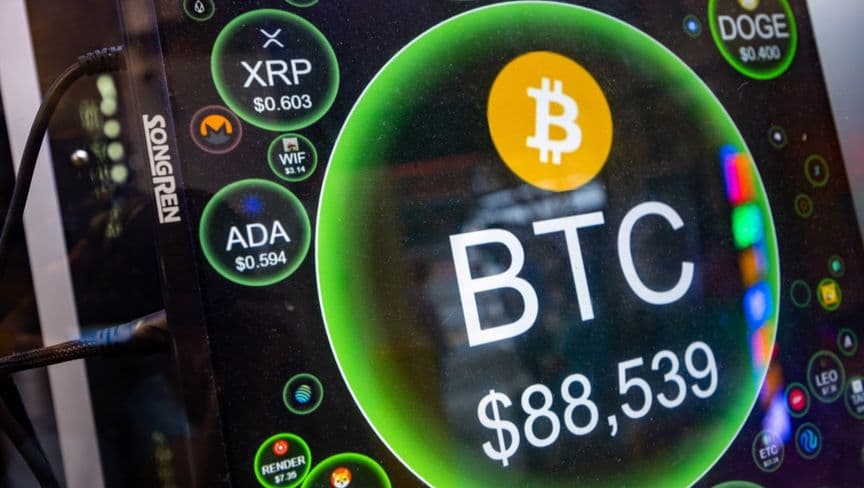 بتكوين تقفز لأعلى مستوى منذ مارس وتسير على خطى الذهب