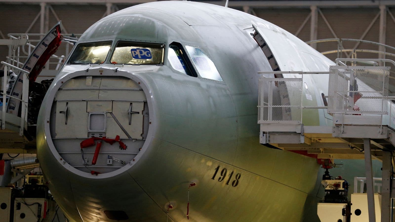 "السعودية" توقع صفقة مع "إيرباص" لشراء 20 طائرة عريضة البدن بينها 10 لـ "أديل"