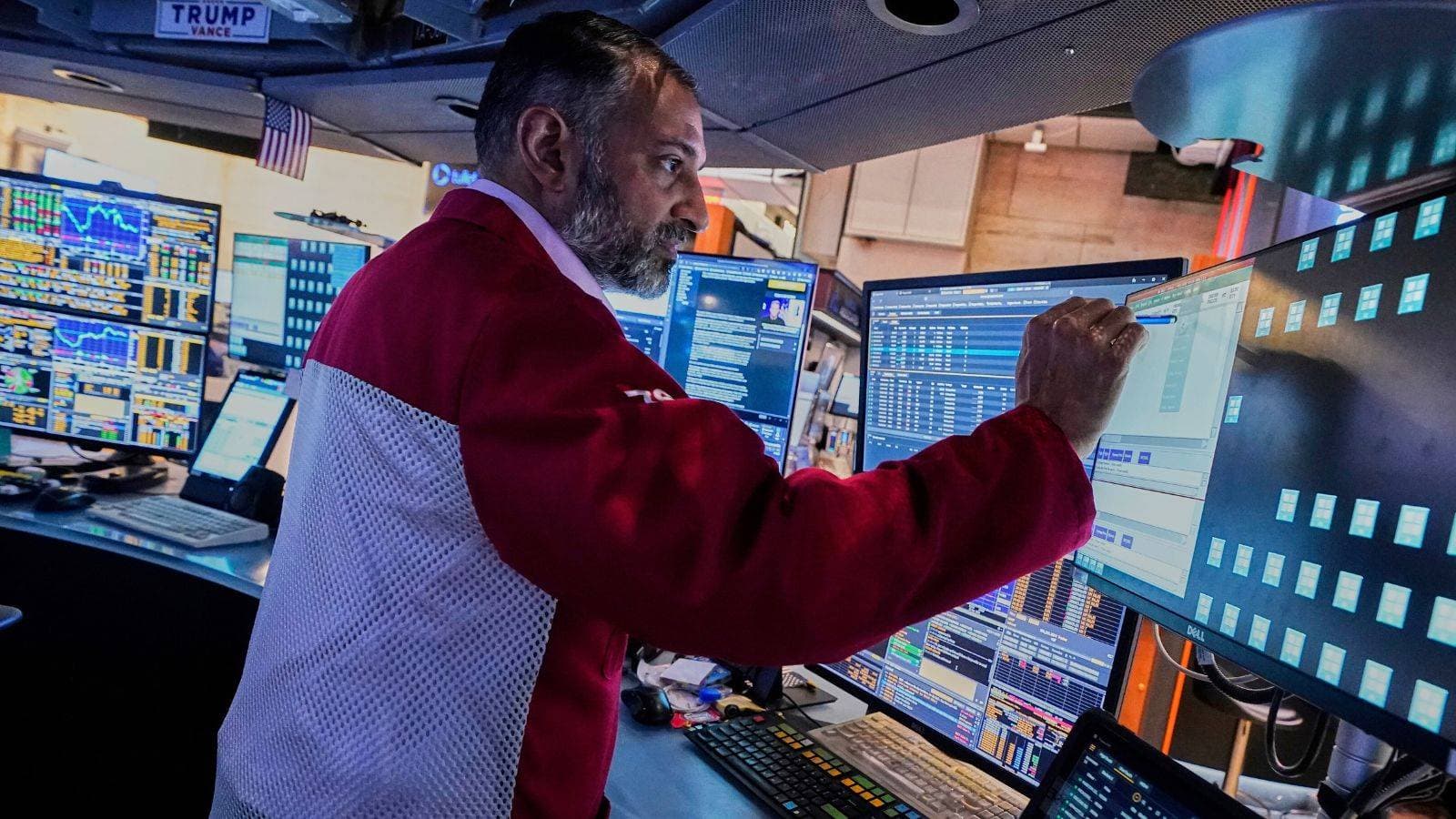 وول ستريت تغلق على ارتفاع بفضل آمال تراجع الحرب التجارية