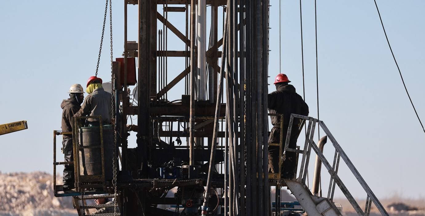 أسعار النفط تتجه نحو تسجيل خسارة أسبوعية وسط فوضى الرسوم الجمركية