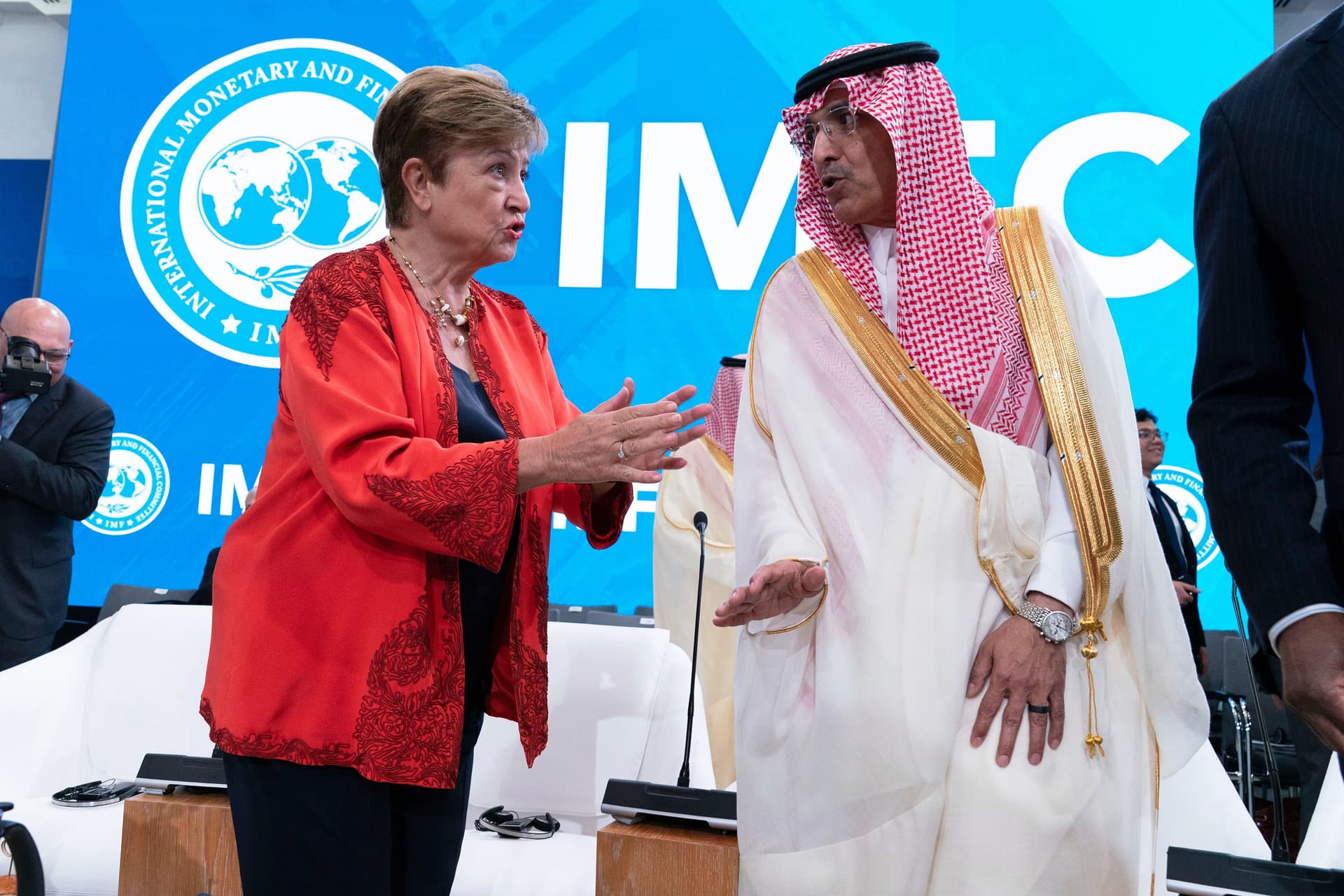 الجدعان: تراجع في حدة التوترات التجارية ومعالجة الديون أولوية عالمية