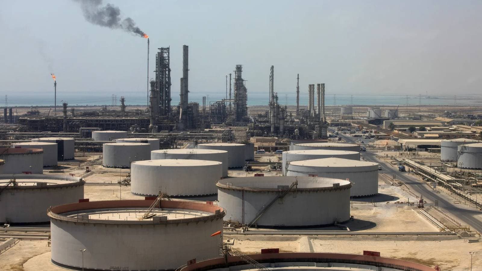 رغم صعوده الطفيف اليوم .. النفط يتجه لتسجيل أكبر خسارة شهرية منذ 2022