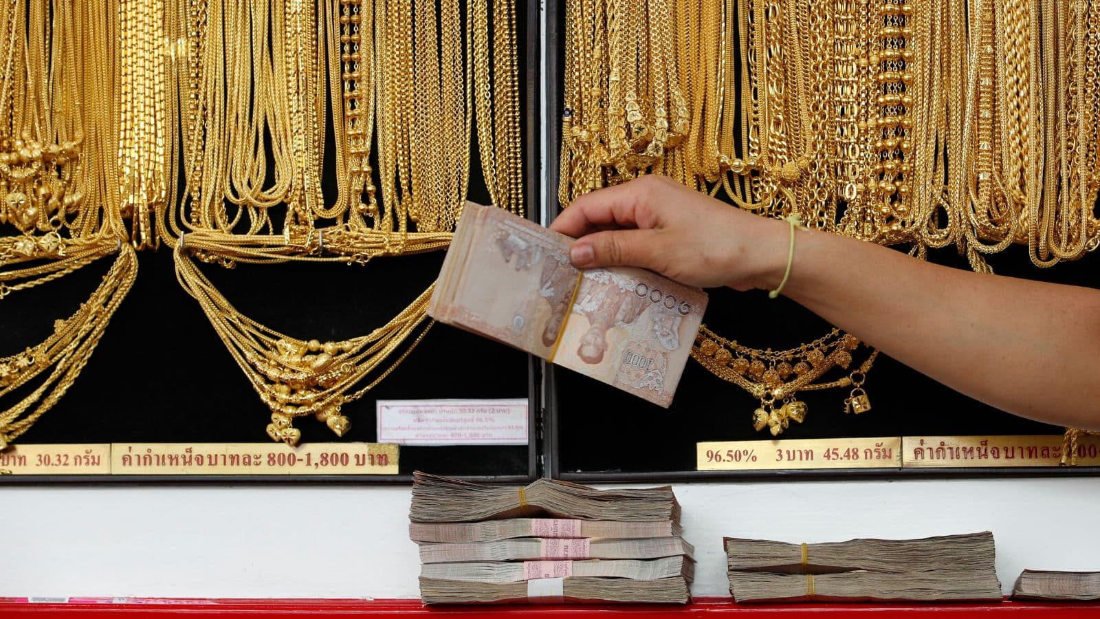 الذهب يسجل رقما قياسيا مع تزايد الطلب على الملاذ الآمن