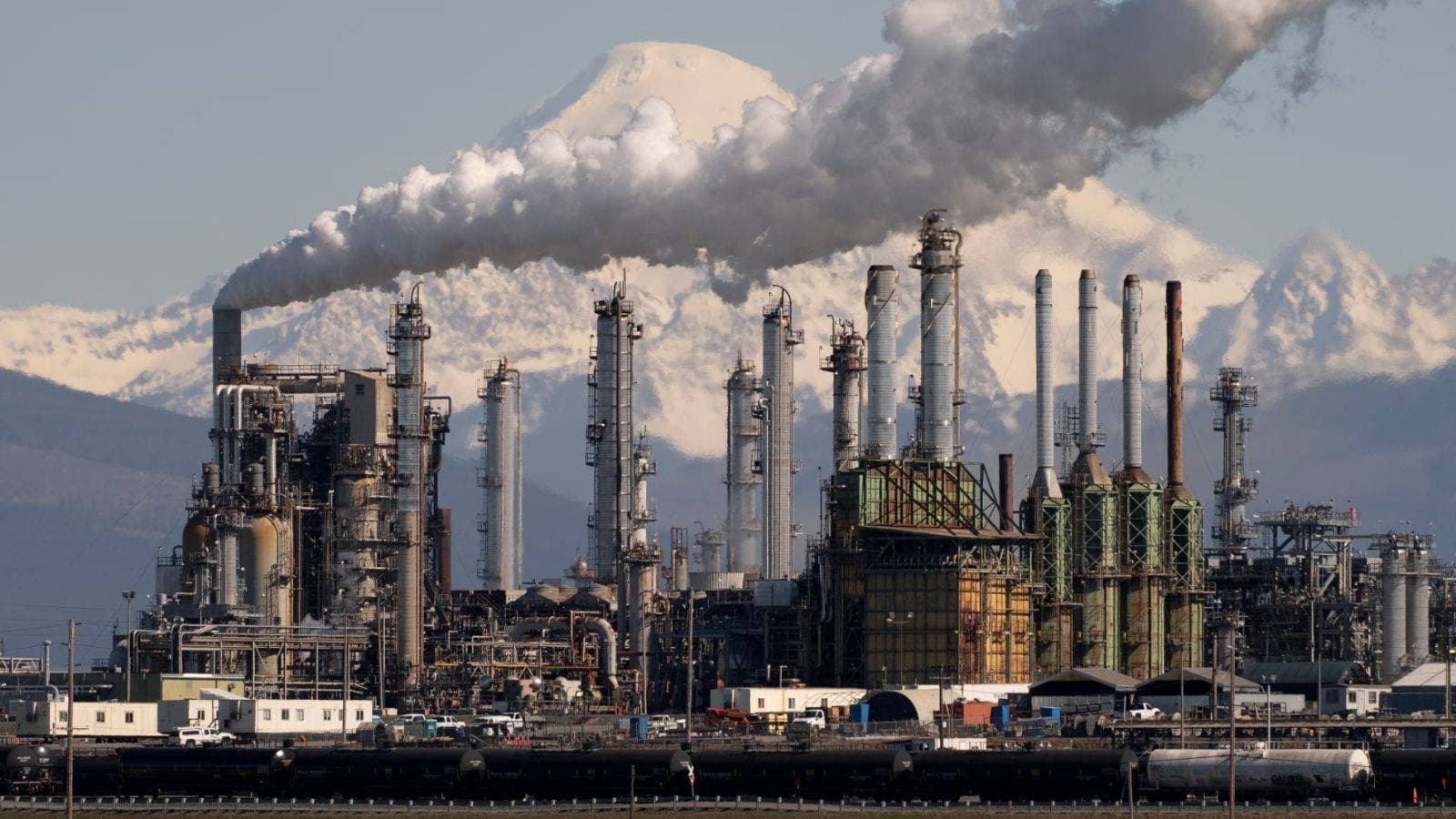 النفط يهبط بنحو 3% بعد إعلان ترمب عن الرسوم الجمركية الجديدة