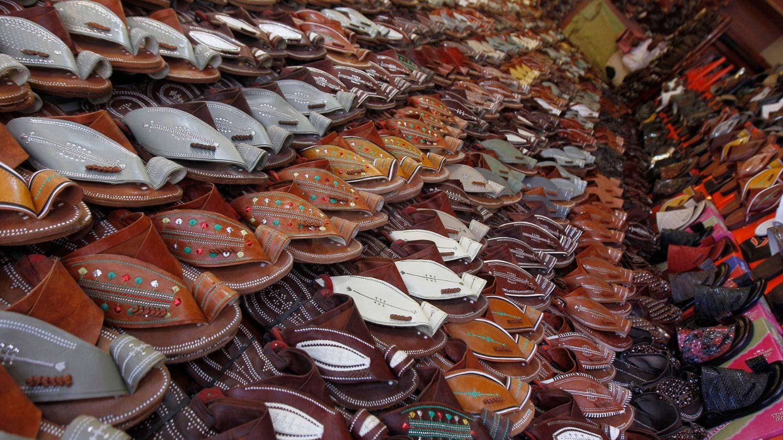 الحذاء الشرقي .. موروث شعبي يعود للواجهة في العيد بارتفاع 50 % وسط منافسة المستورد