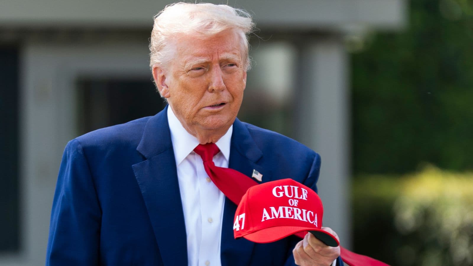 ترمب ينتقد باول ويوقع أمرا تنفيذيا يخفف وطأة الرسوم الجمركية على السيارات