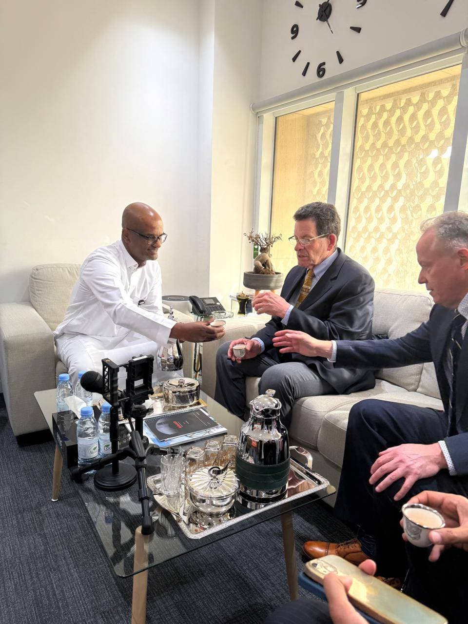 كين فيشر الملياردير والمستثمر العالمي يزور "الاقتصادية"