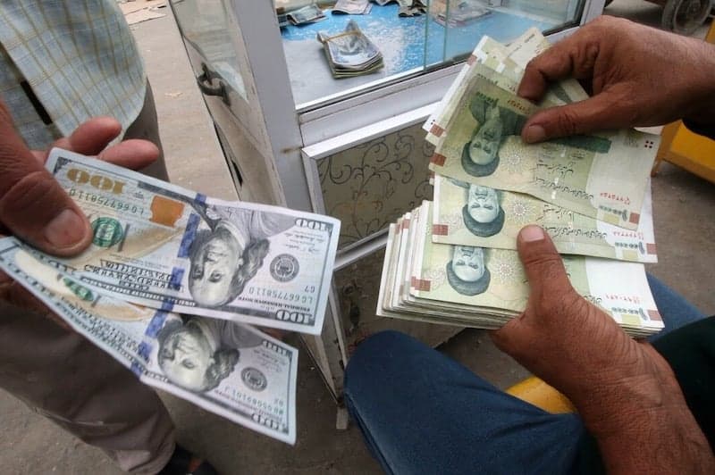 تراجع قيمة العملة الإيرانية إلى أدنى مستوياتها .. الدولار يتجاوز مليون ريال