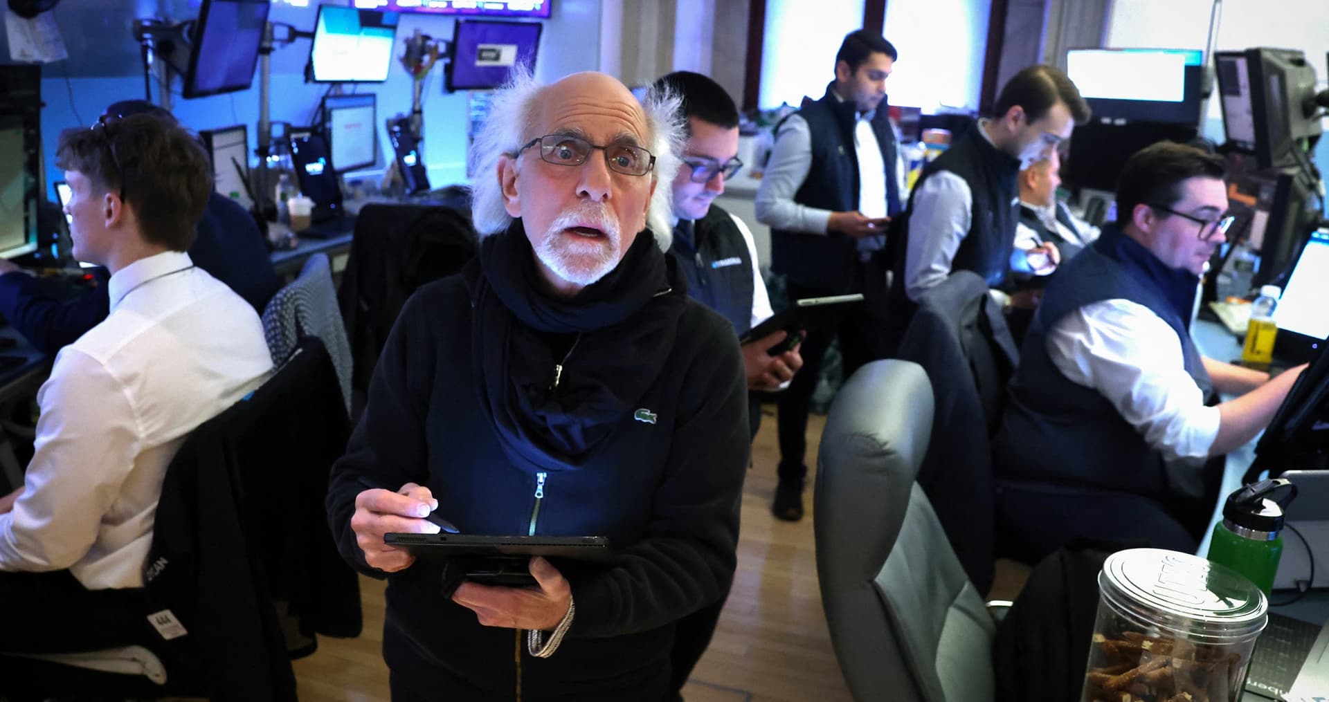 بعد غرق الأسواق في التراجعات.. هل ينجح صائدو الصفقات في وقف نزيف الأسهم؟